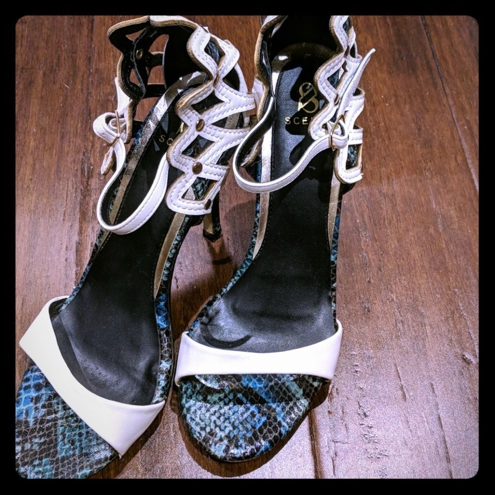 Super elegant faux snakeskin green and white heels!